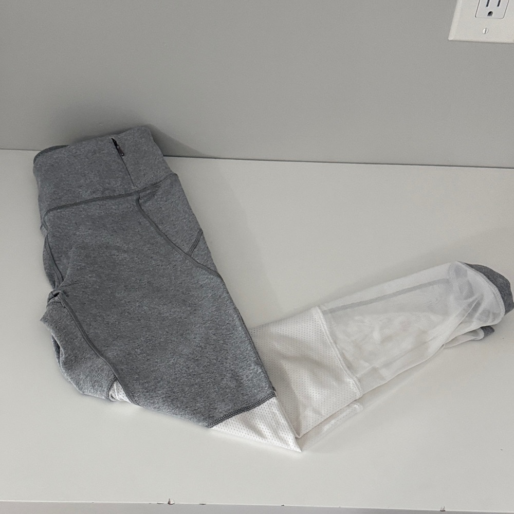 CALIA by Carrie Underwood Gray and White Leggings Cropped style